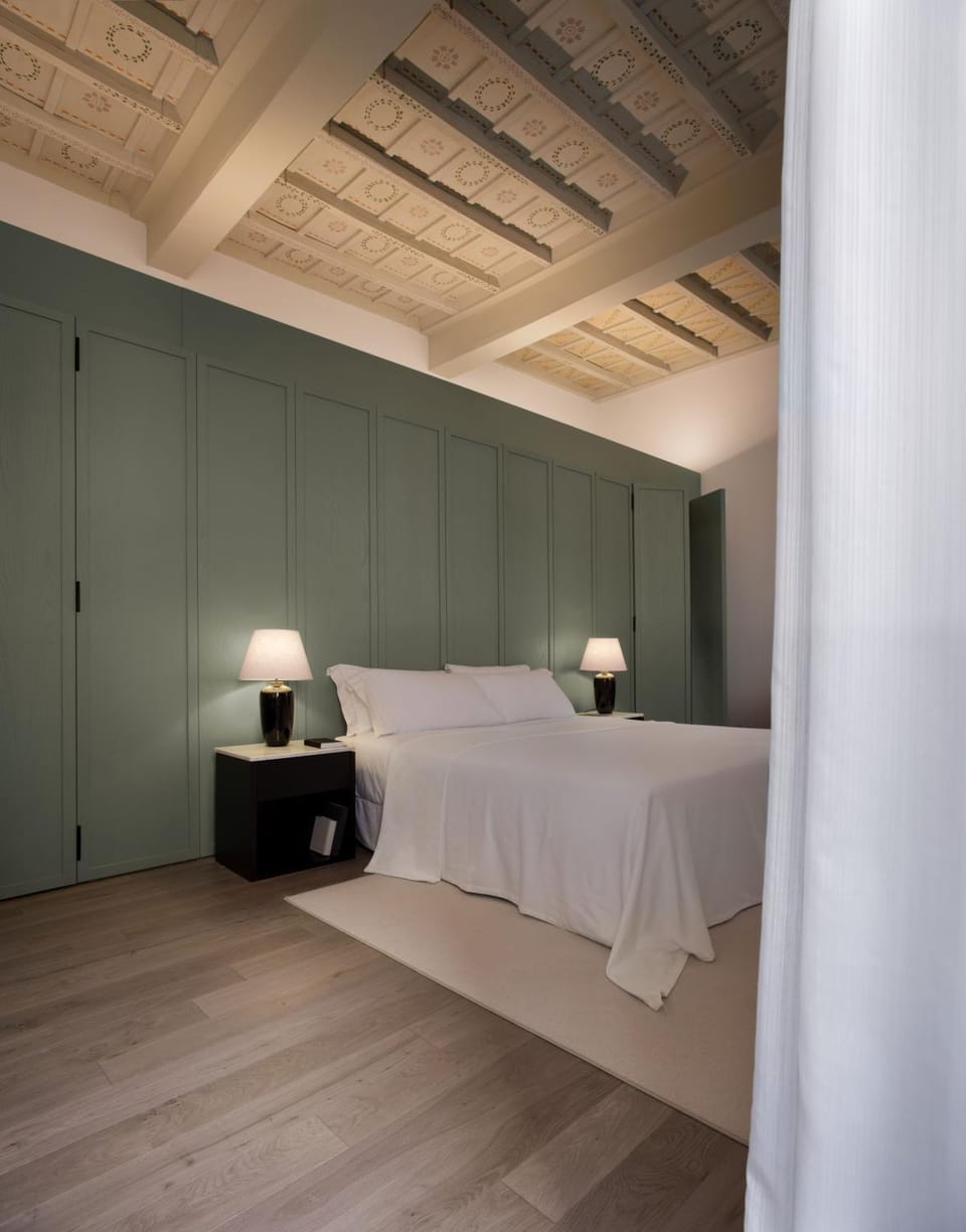 Shower, Coffee/tea facilities, Decorative detail, Seating area, Bedroom, Pets, Street view, Drinks, young children, older children, cot, bidet, furniture, hair dresser, heating, internet, internet, locker, locker, oven, safe, towels, air conditioner, air conditioner