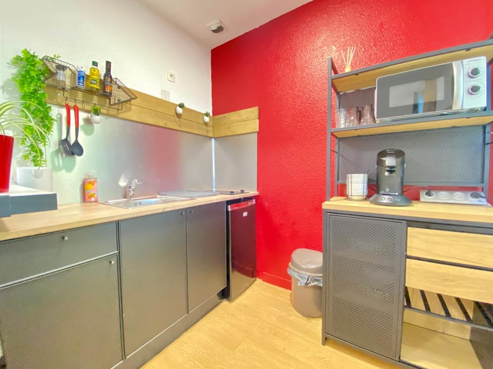 Kitchen or kitchenette