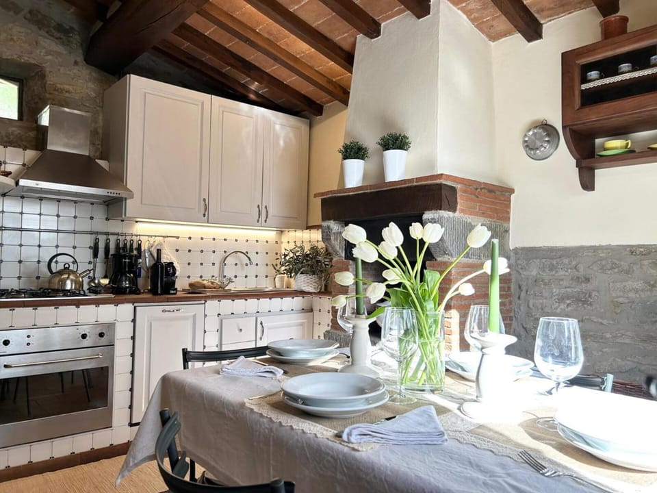 Kitchen or kitchenette, Dining area, dishwasher, oven, stove