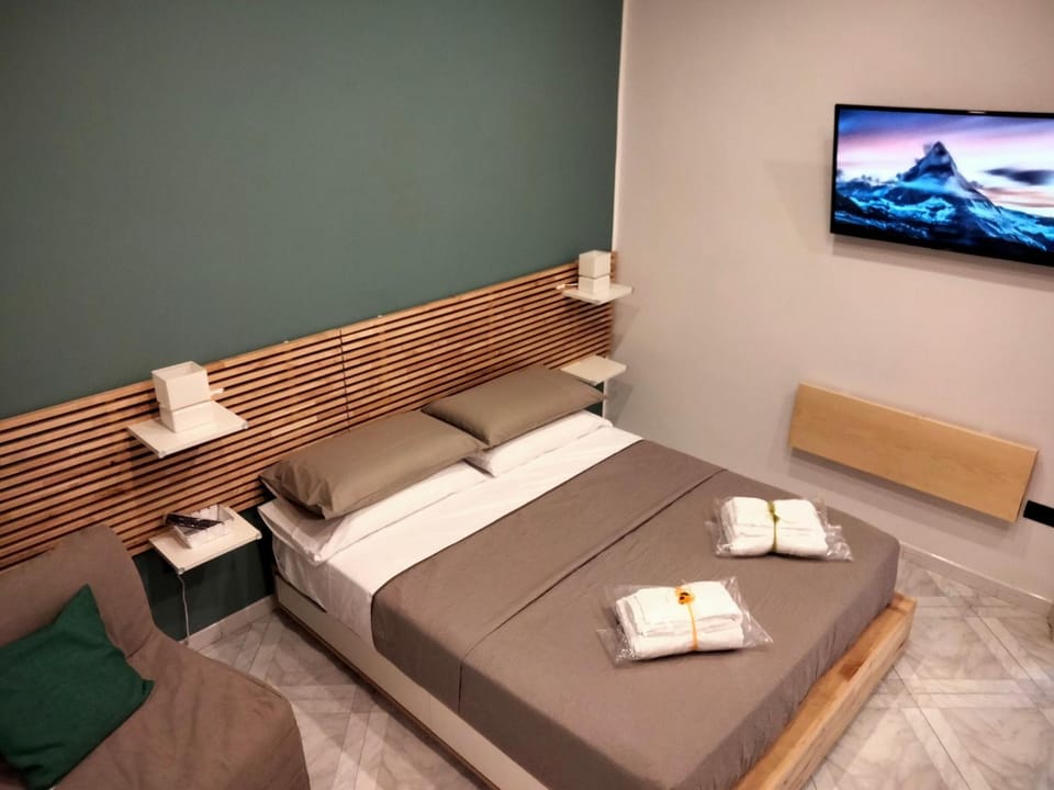 Communal lounge/ TV room, Bed, TV and multimedia, Photo of the whole room, Bedroom