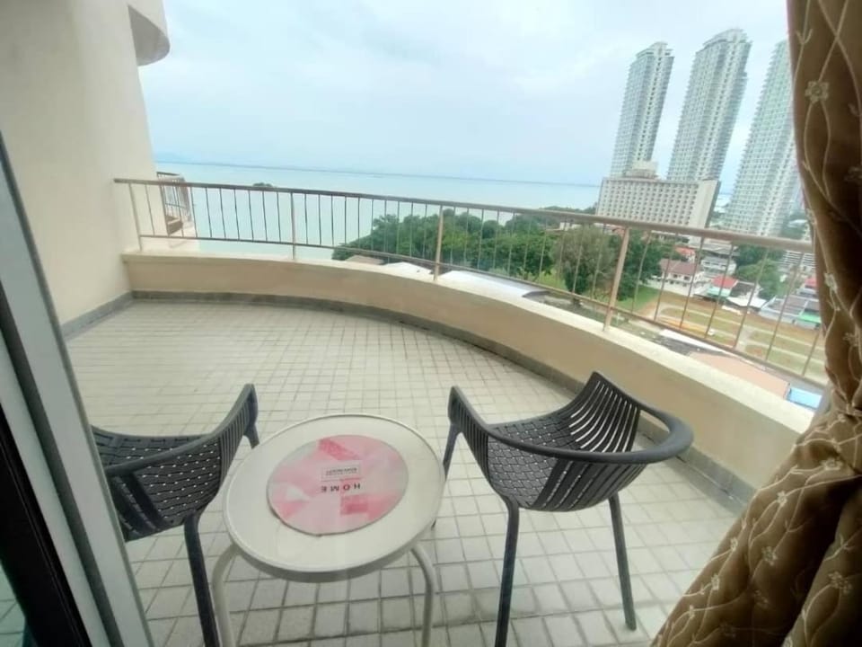 Seaview Deluxe Rainbow Paradise Tg Bungah 8pax Bed and Breakfast in Tanjung Bungah