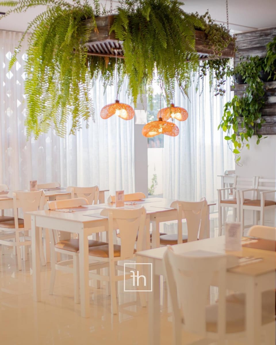 Restaurant/places to eat, Banquet/Function facilities, Breakfast