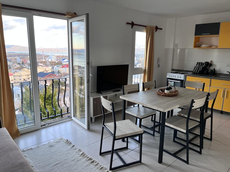 TV and multimedia, View (from property/room), Kitchen or kitchenette, Living room, Seating area, Dining area, pet friendly