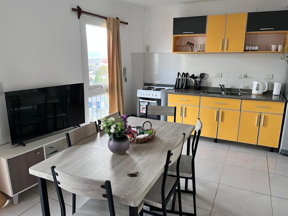 TV and multimedia, Coffee/tea facilities, Kitchen or kitchenette, Dining area, pet friendly, stove