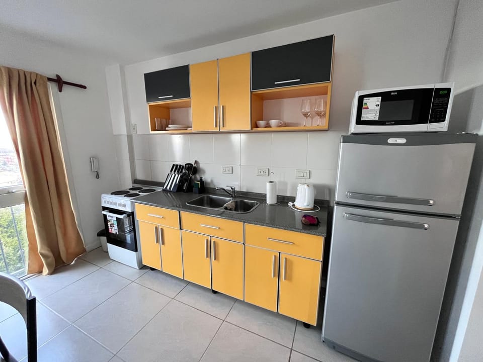 Kitchen or kitchenette, Dining area, minibar, pet friendly