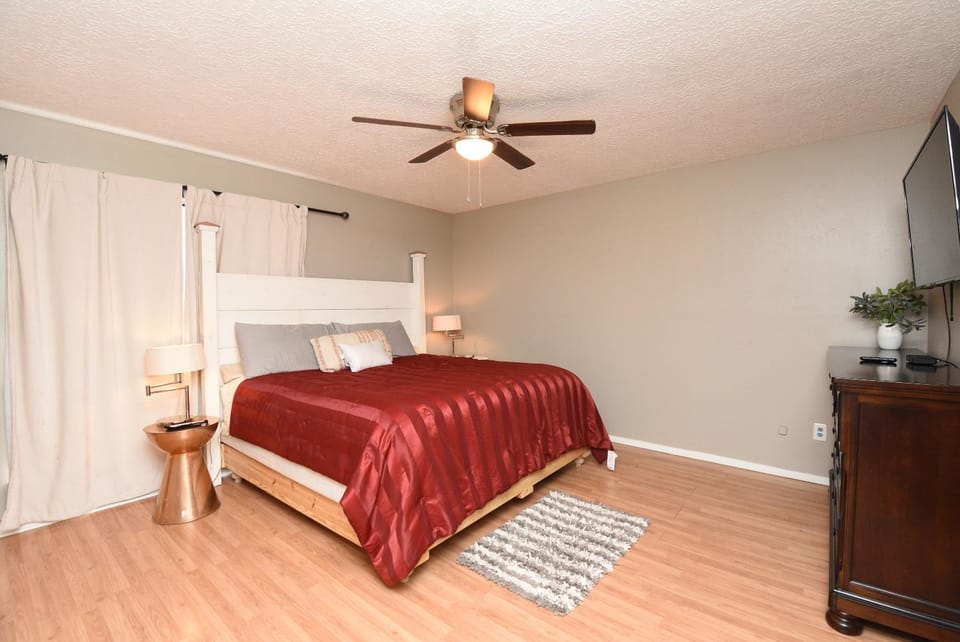 Communal lounge/ TV room, Bed, TV and multimedia, Photo of the whole room, Evening entertainment, Bedroom, fireplace