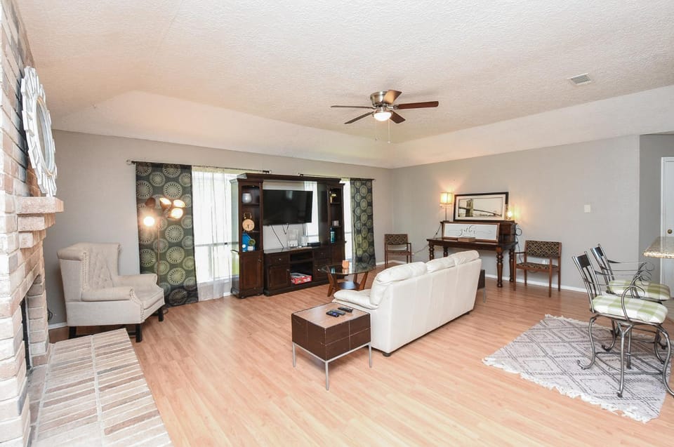 TV and multimedia, Kitchen or kitchenette, Living room, Seating area, Dining area, fireplace, oven