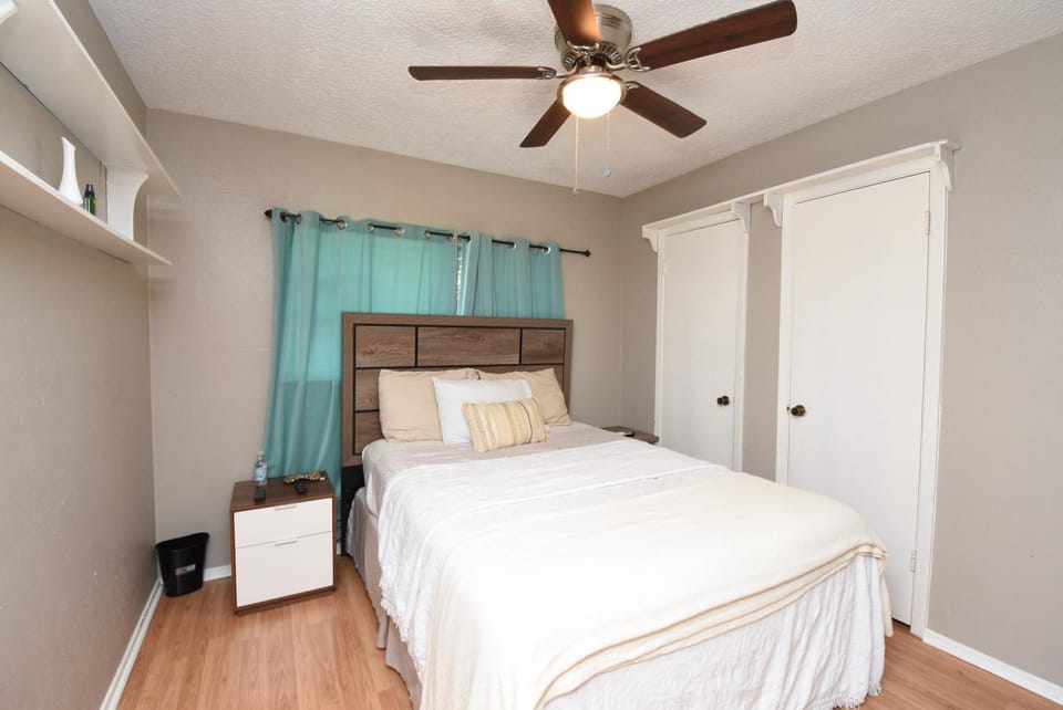 Bed, Photo of the whole room, Bedroom, fireplace, wardrobe