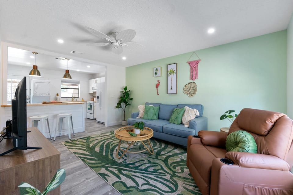 Paradise Palms- Tropic Suite- Pool - Steps to Ocean - 10 min to Downtown Apartment in Saint Augustine Beach