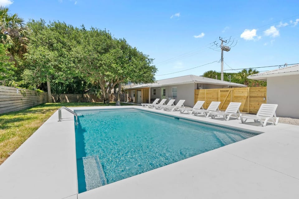 Paradise Palms- Tropic Suite- Pool - Steps to Ocean - 10 min to Downtown Apartment in Saint Augustine Beach