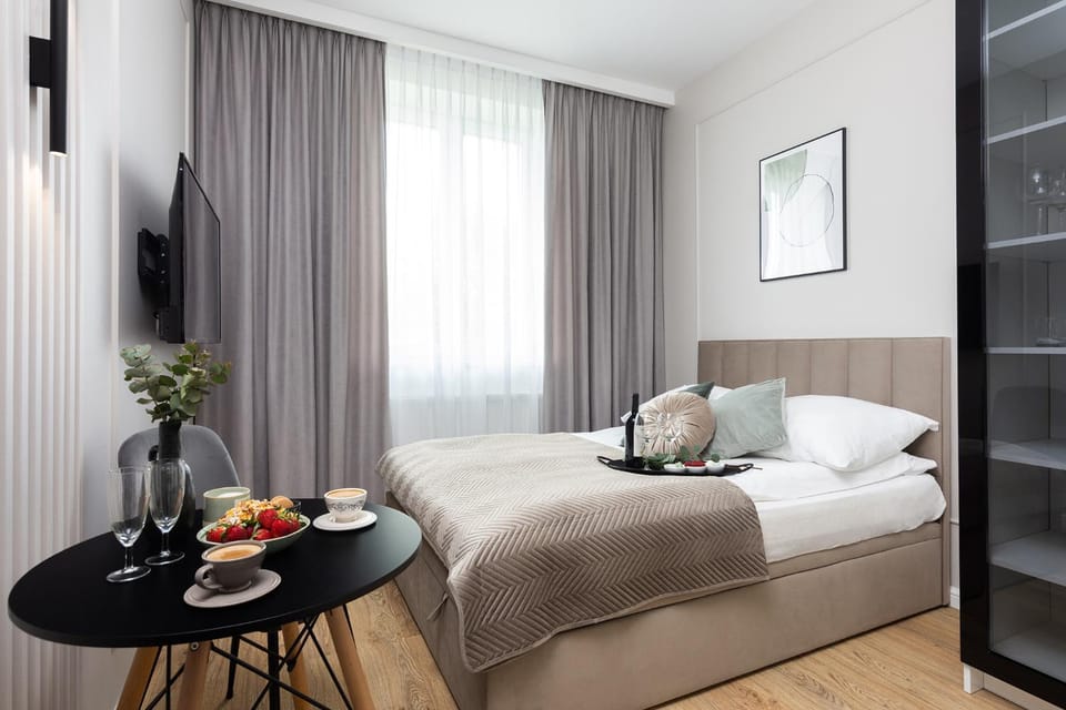 Bed, TV and multimedia, Bedroom