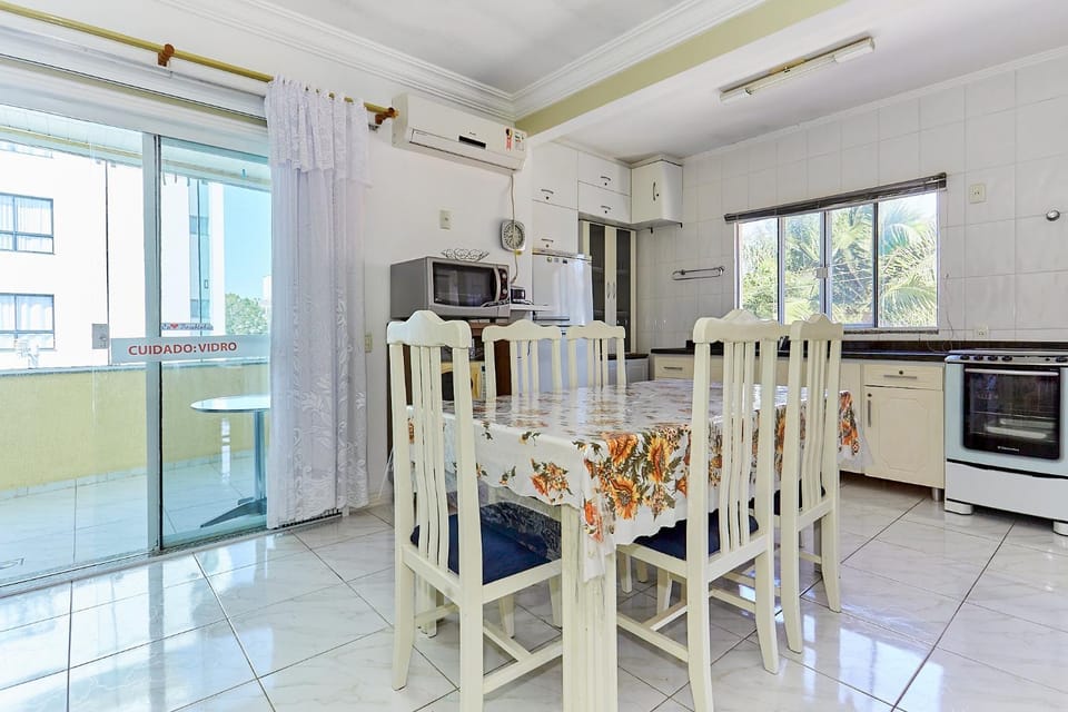 1040 - Departamento 2 quartos na Rua Pirajica . 200 m da Praia Bombinhas Centro Apartment in Bombinhas
