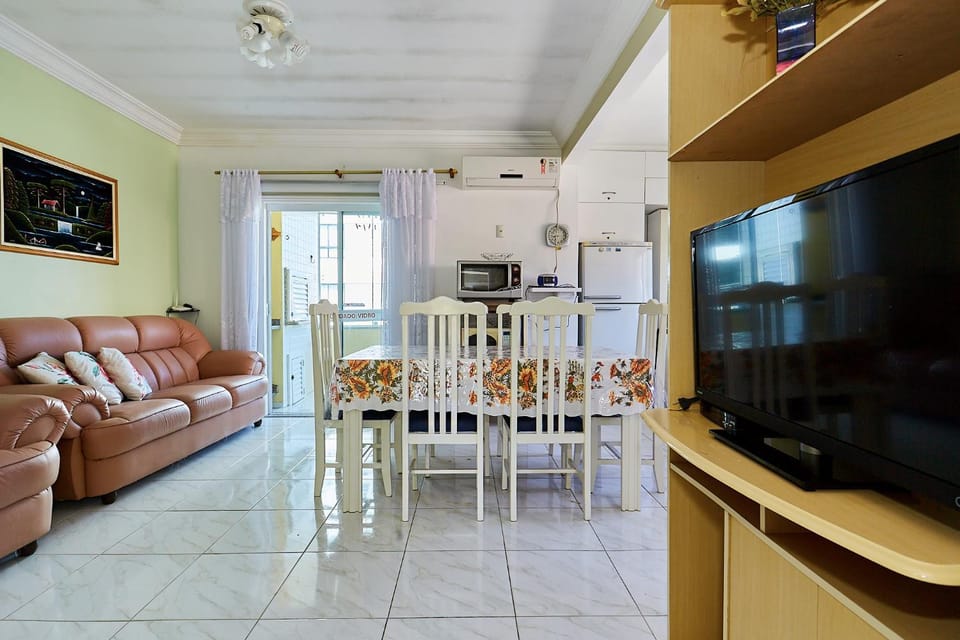 1040 - Departamento 2 quartos na Rua Pirajica . 200 m da Praia Bombinhas Centro Apartment in Bombinhas