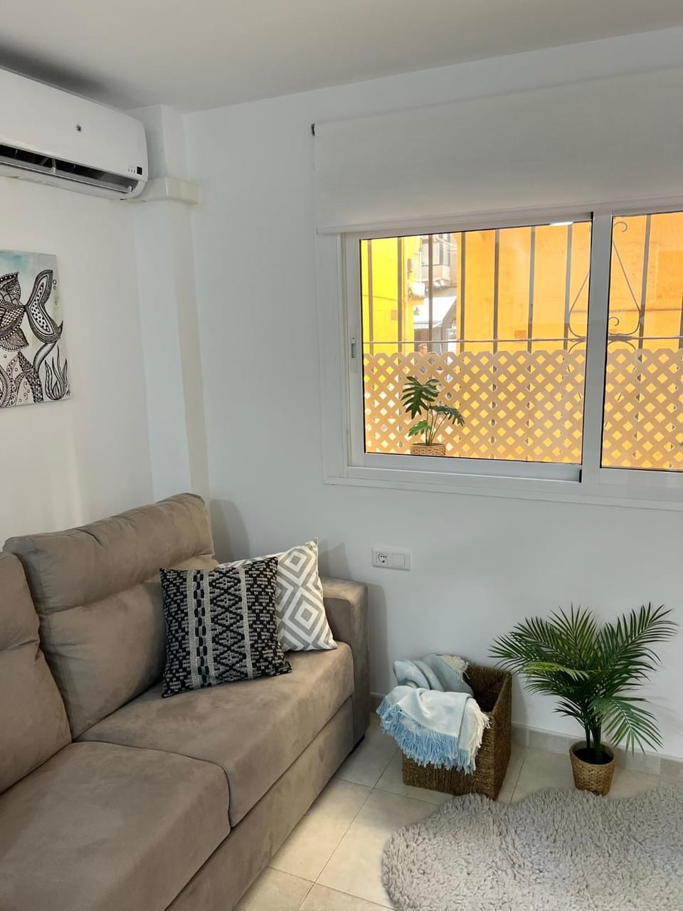 Living room, Seating area, air conditioner