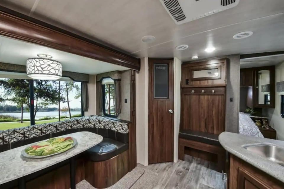 Kitchen or kitchenette, Seating area, Dining area