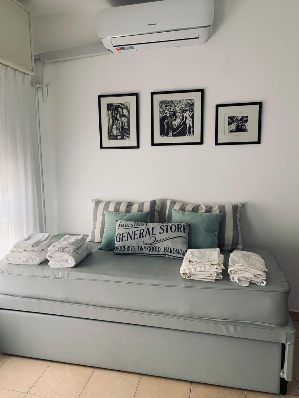 Bed, Living room, Photo of the whole room, Seating area, Bedroom, towels, air conditioner