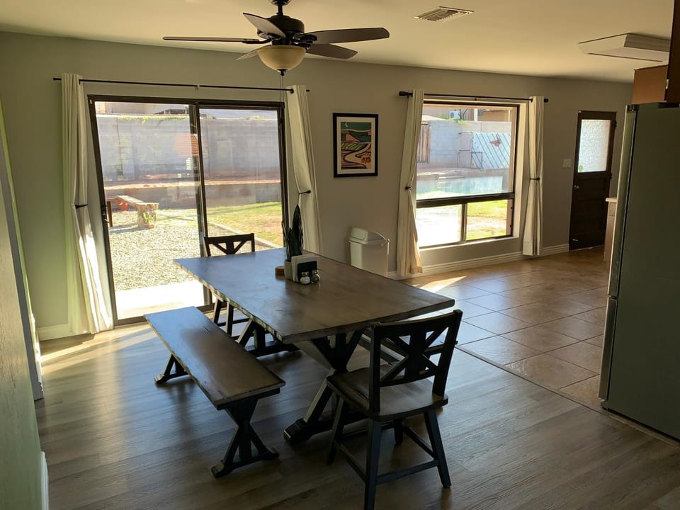 Dining area, fireplace
