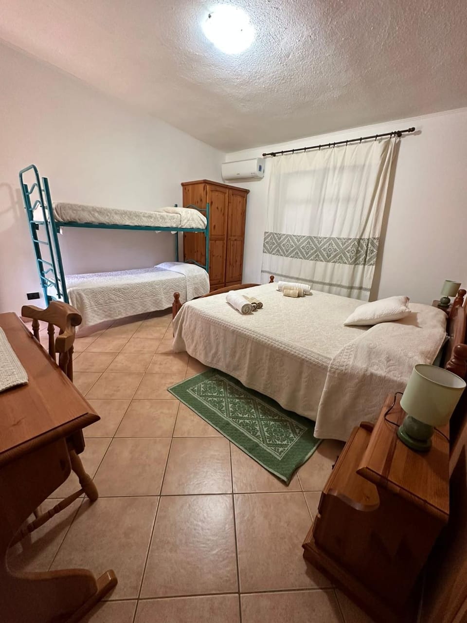 Bed, Bedroom, bunk bed, towels