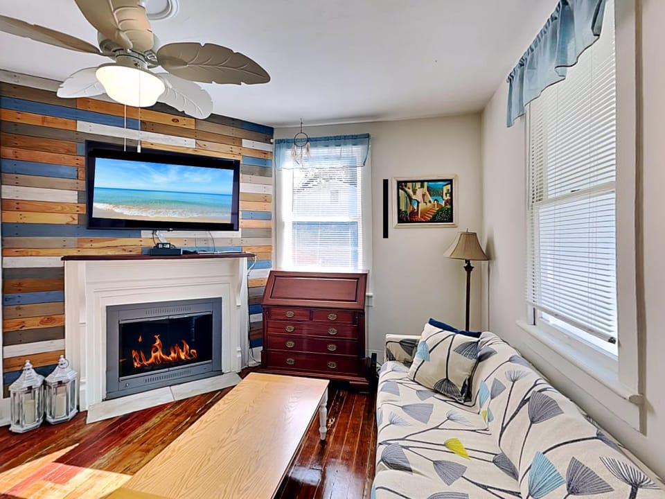 TV and multimedia, Living room, Seating area, fireplace, furniture