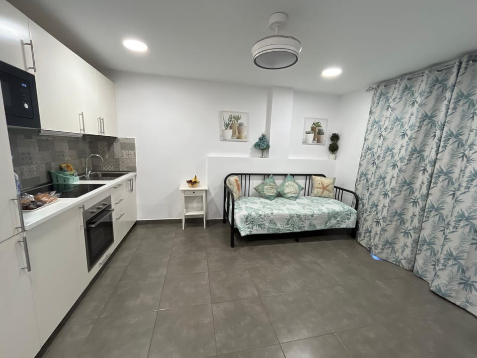 Kitchen or kitchenette, Photo of the whole room, Bedroom, oven, stove