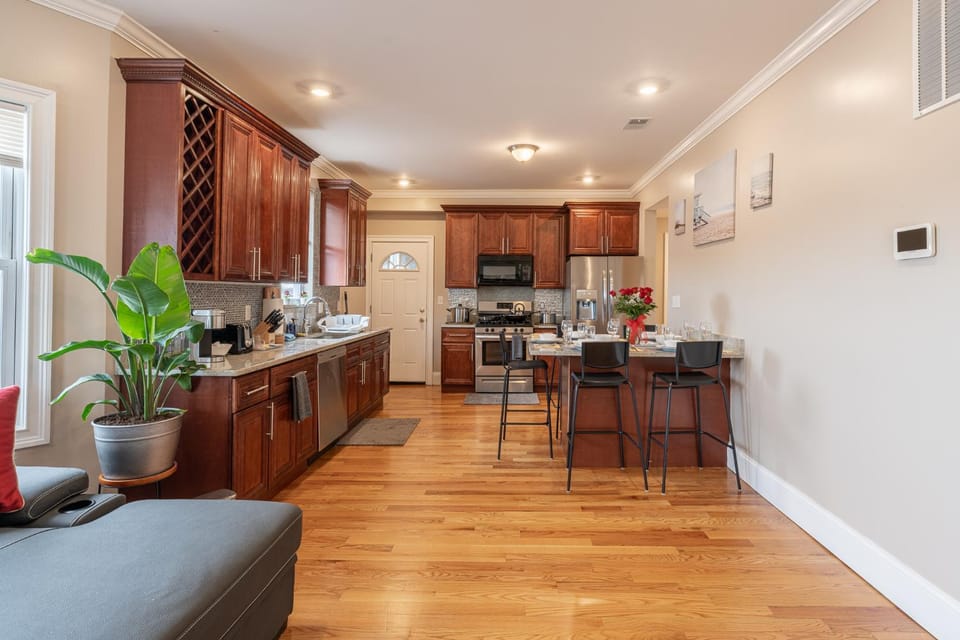 Vibrant 4BR Boston Apt - Balcony, Bathtub, TV near I-95 & Pet Friendly 903 Apartment in Quincy