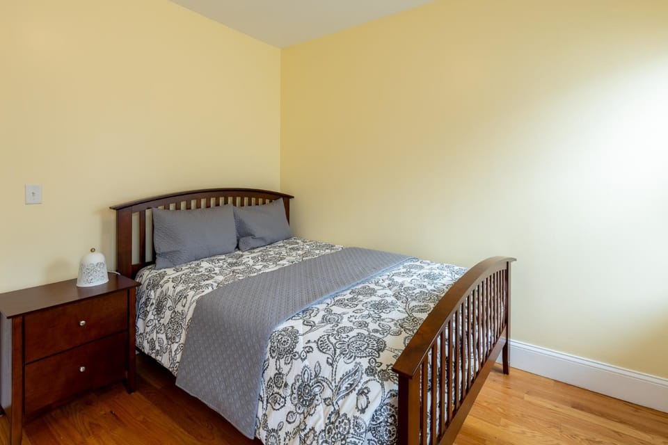 Vibrant 4BR Boston Apt - Balcony, Bathtub, TV near I-95 & Pet Friendly 903 Apartment in Quincy