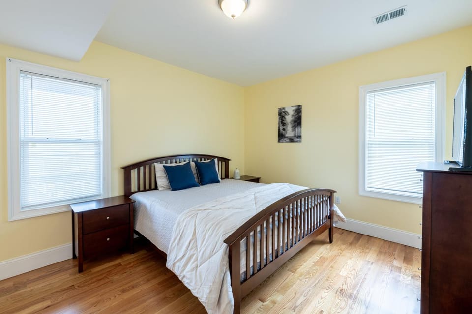 Vibrant 4BR Boston Apt - Balcony, Bathtub, TV near I-95 & Pet Friendly 903 Apartment in Quincy