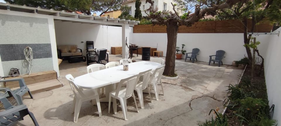 Shower, Patio, Day, Garden, View (from property/room), Balcony/Terrace, Living room, Seating area, Dining area, Garden view