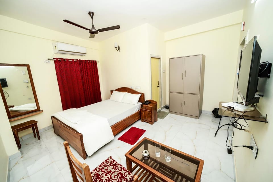 Bed, TV and multimedia, Photo of the whole room, Bedroom, fireplace, hair dresser, wardrobe, air conditioner