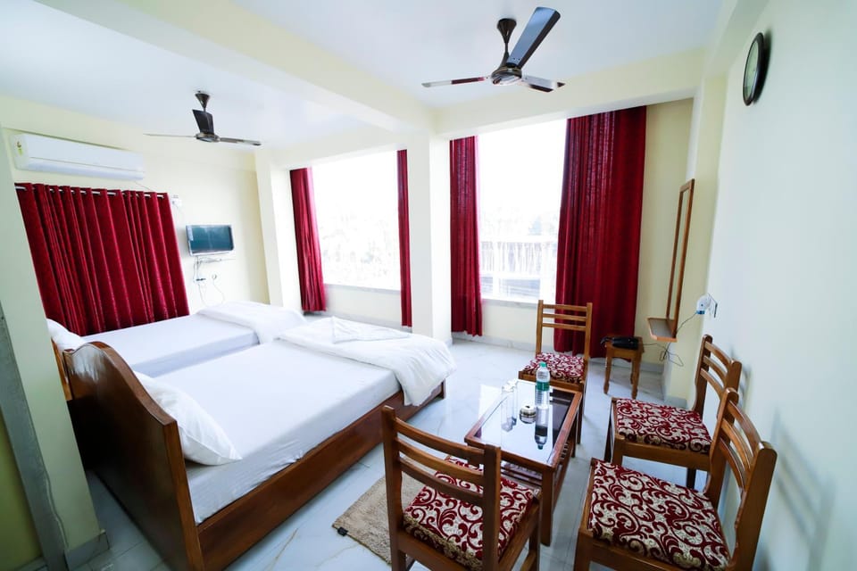 Bed, TV and multimedia, Photo of the whole room, Bedroom, fireplace, air conditioner