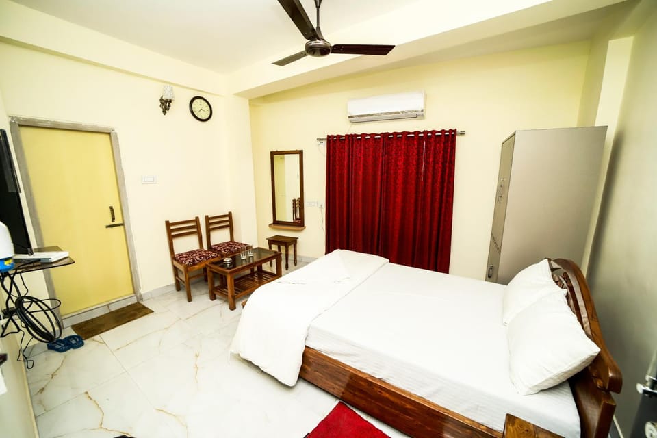 Bed, TV and multimedia, Photo of the whole room, Seating area, Bedroom, fireplace, air conditioner