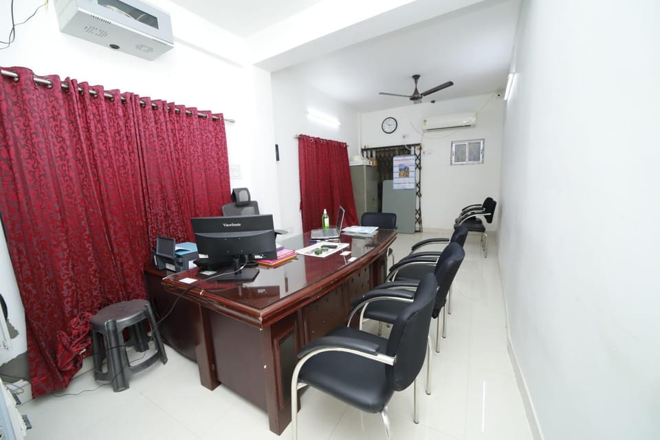 TV and multimedia, Lobby or reception, Seating area, fireplace, hair dresser, air conditioner