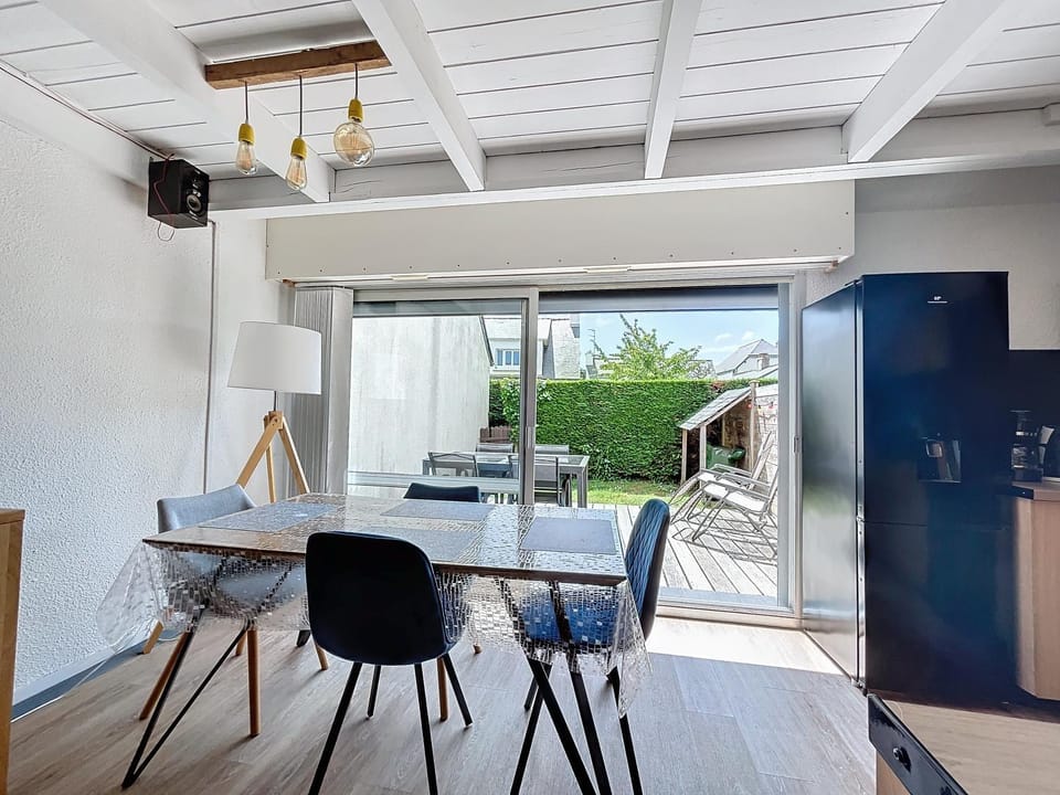 Seating area, Dining area