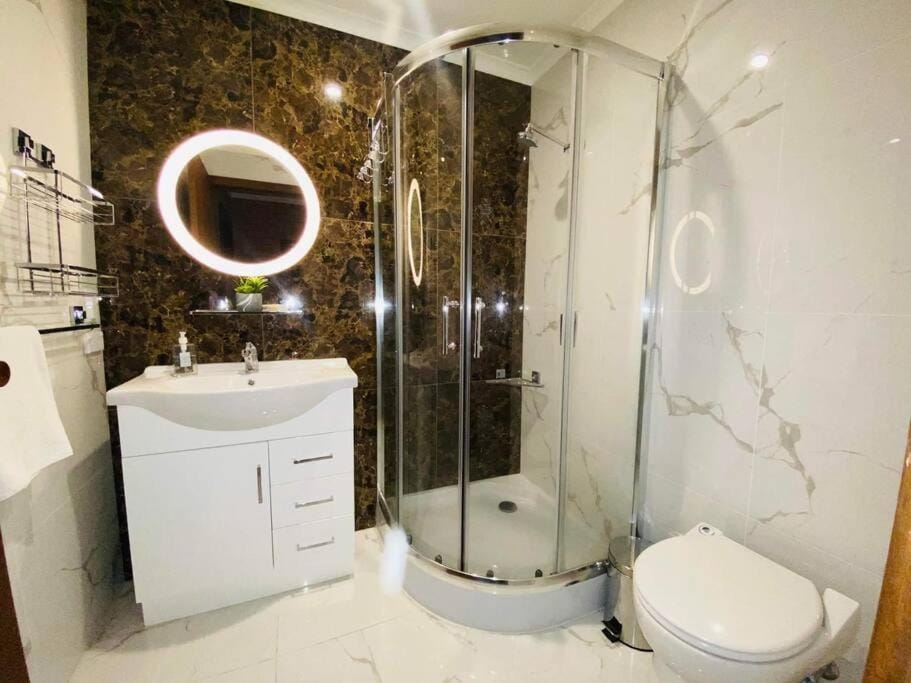 Shower, Toilet, Bathroom, towels