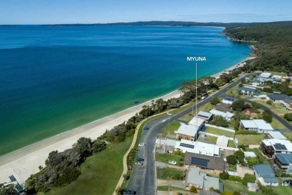 Myuna - beachfront pet-friendly coastal escape House in Vincentia