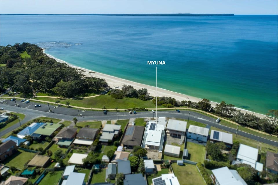 Myuna - beachfront pet-friendly coastal escape House in Vincentia