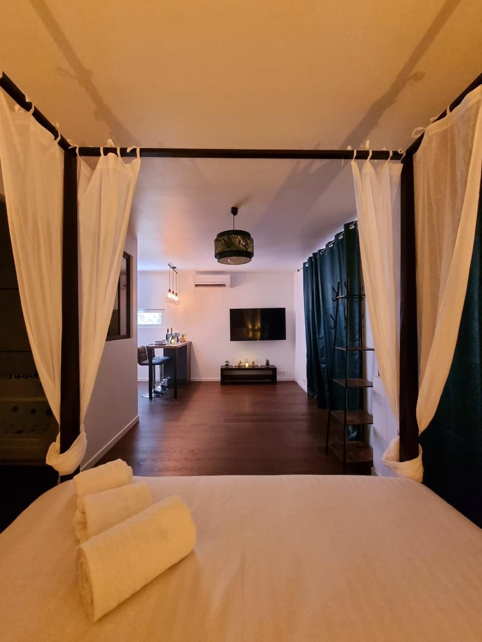 Bed, TV and multimedia, Living room