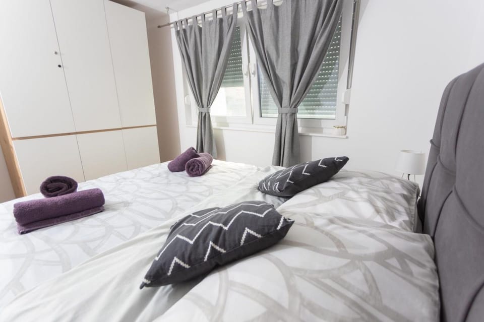 View (from property/room), Bedroom, Street view, Quiet street view, wardrobe