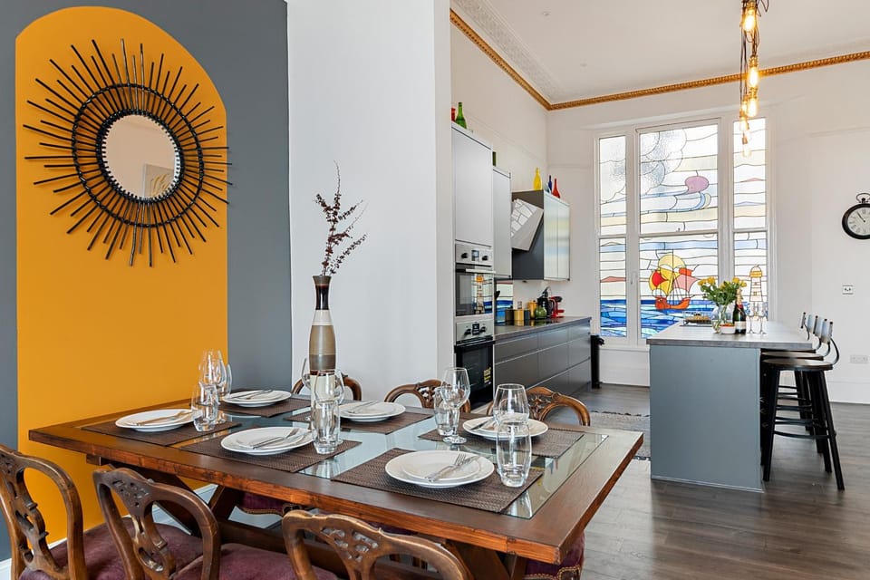 Beach access, Modern & Spacious 2 bed Apartment By The Sea, free parking, wifi, netflix Apartment in Teignmouth