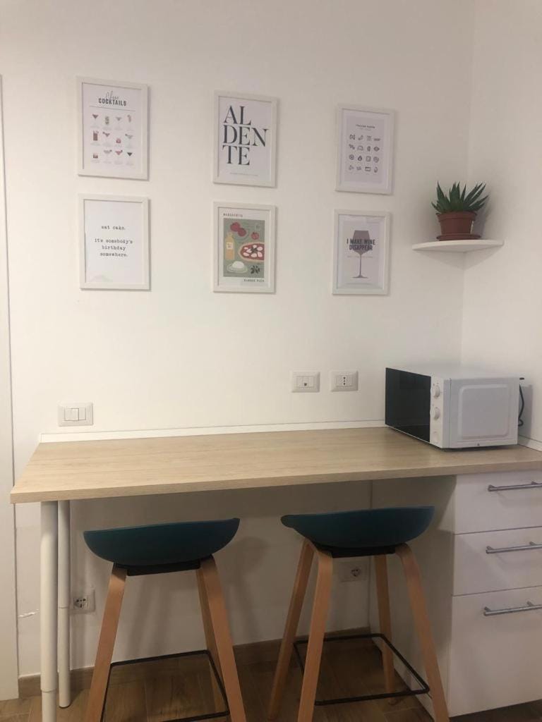 Kitchen or kitchenette, minibar