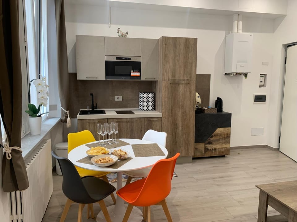 Kitchen or kitchenette, Living room, Dining area, minibar, pet friendly