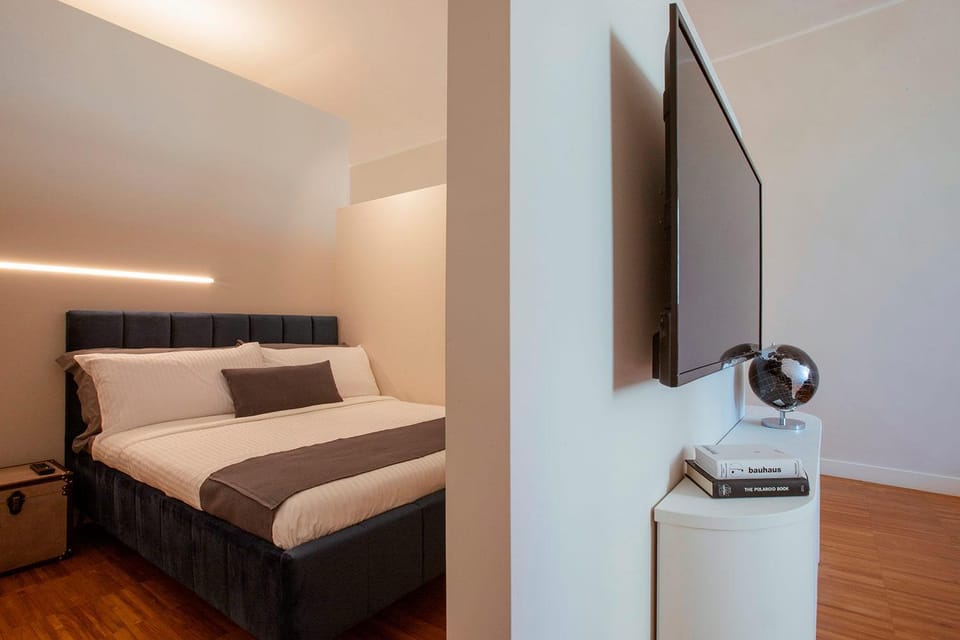 Bed, TV and multimedia, Bedroom