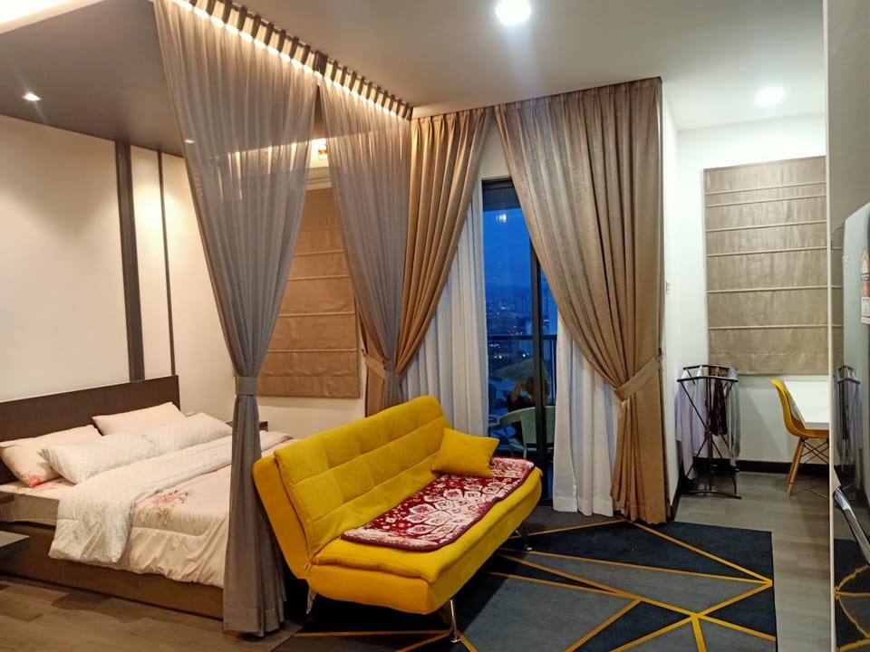 Bed, Living room, Photo of the whole room, Seating area, Bedroom