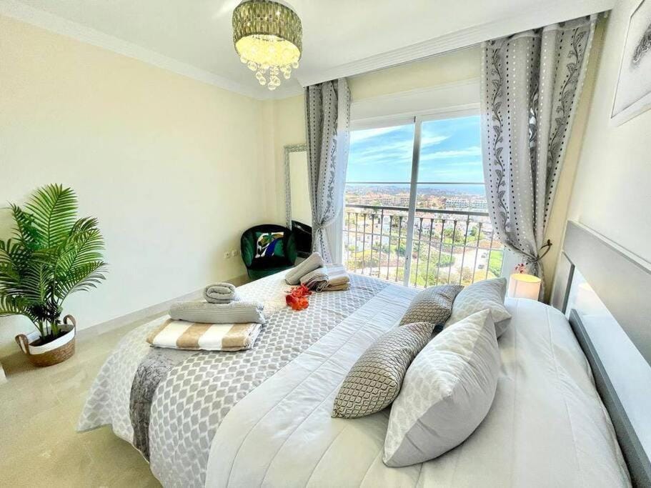 Photo of the whole room, Sea view