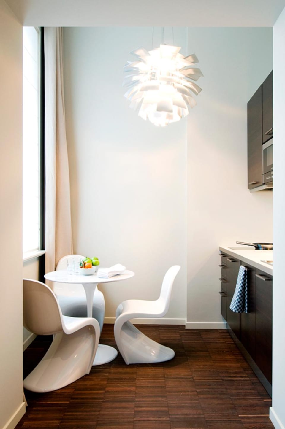 Kitchen or kitchenette, Dining area