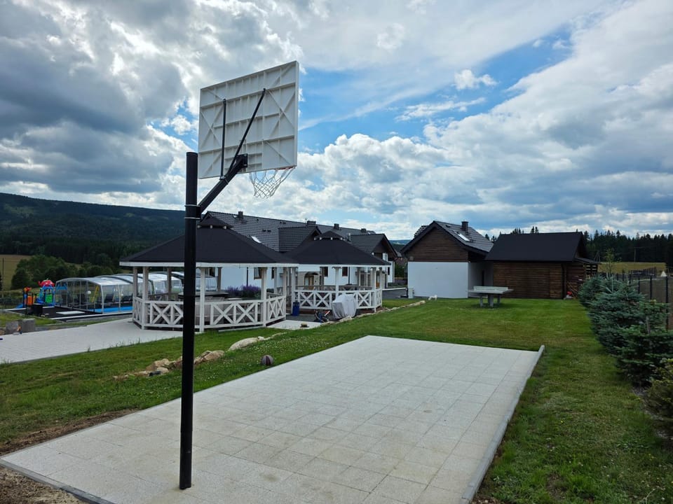 Jagodowy Ski&Spa pensjonat z widokiem na góry,podgrzewany basen zewnętrzny latem,bilard,świetne Wi-Fi,Restauracja,balia,sauna na miejscu Bed and Breakfast in Lower Silesian Voivodeship