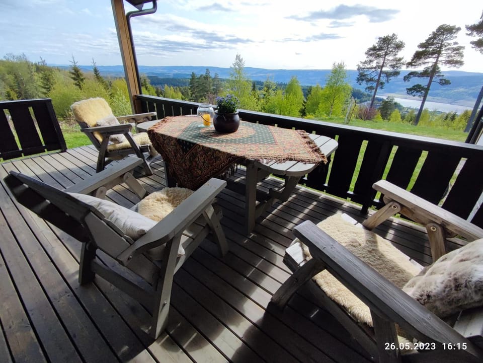 View (from property/room), Balcony/Terrace, Garden view, Lake view, Mountain view