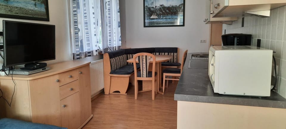 TV and multimedia, Kitchen or kitchenette, Dining area, minibar