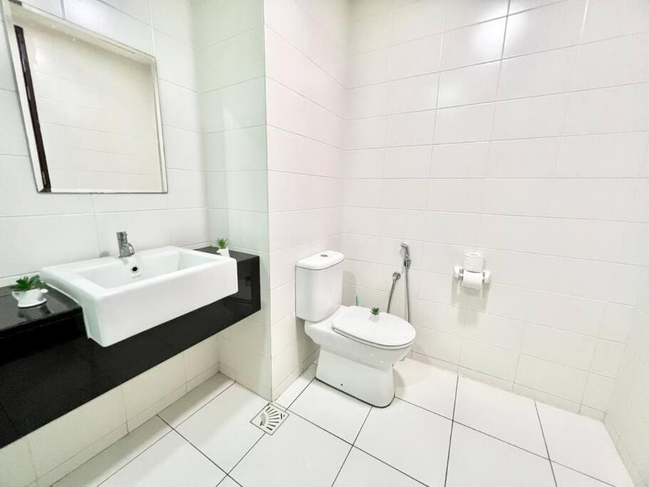 C 1-5 Pax Cozy home Studio 3Bed WIFI&TV Trefoil Setia Alam SCCC Apartment in Selangor, Malaysia