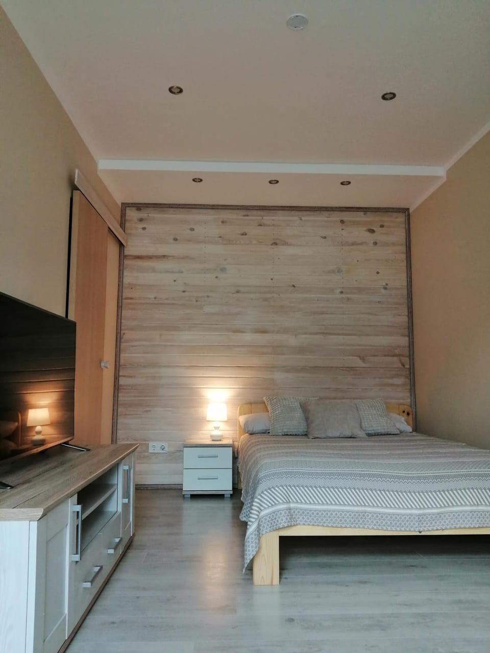 Bed, TV and multimedia, Photo of the whole room, Bedroom